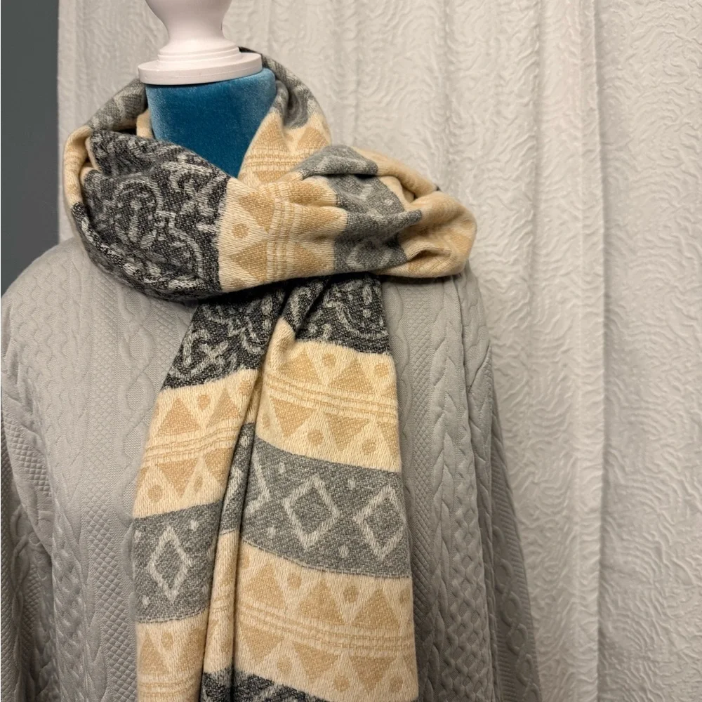 Geometric/Floral Patterned Large Blanket Scarf in Gray and Cream